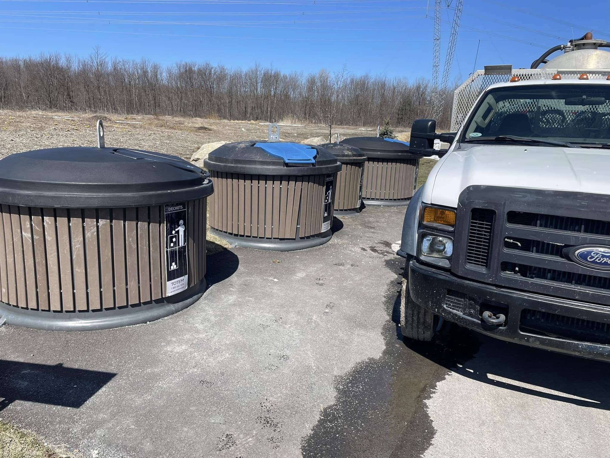 Conteneurs semi-enfouis et camion de service de Précisions M.R. Soudure